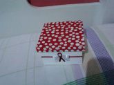 Caixa Branca com detalhe em vermelho e bolinhas brancas