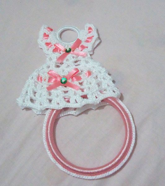 Porta pano de prato de croche rosa com branco