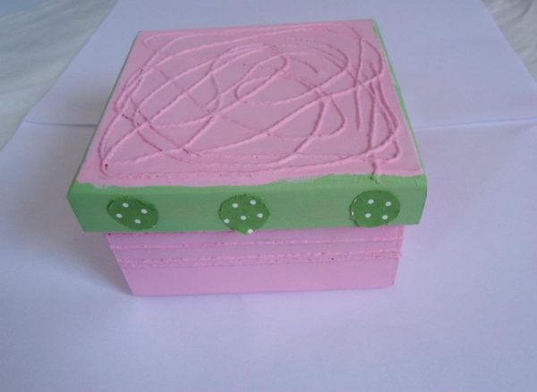 Caixa rosa com detalhes em tecido