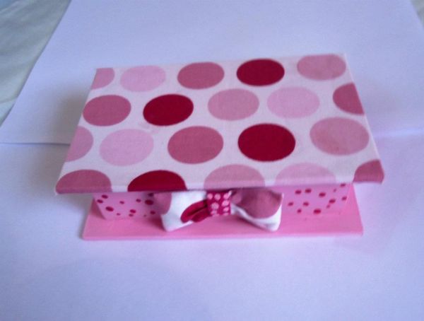 Caixa Rosa com bolinhas pink e rosa com laço